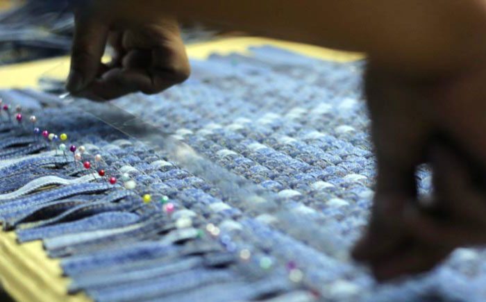 唯一無二の存在感!デニム加工職人が編み上げた、こだわりクッション