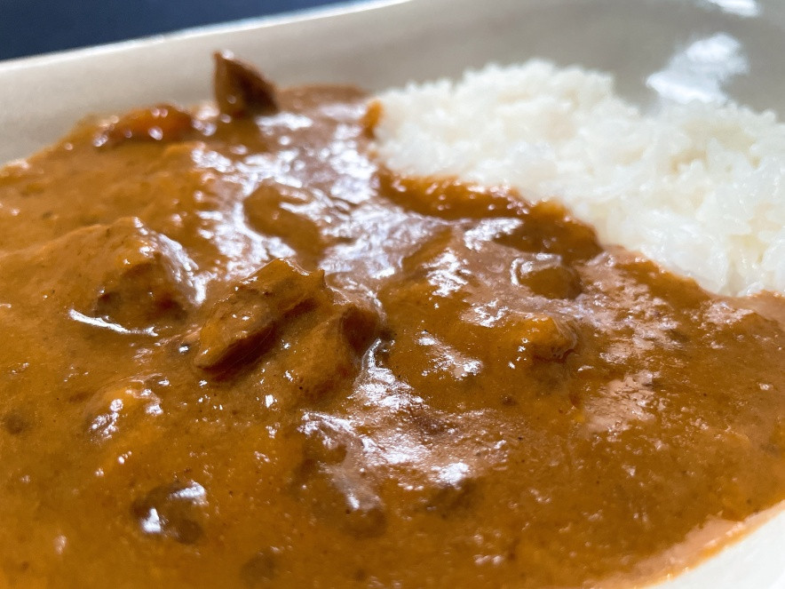 レトルトカレー「スパイス猪カレー」は、大きな猪肉が頃ゴロッと入っています。一袋240g入り。目安は1人前です。