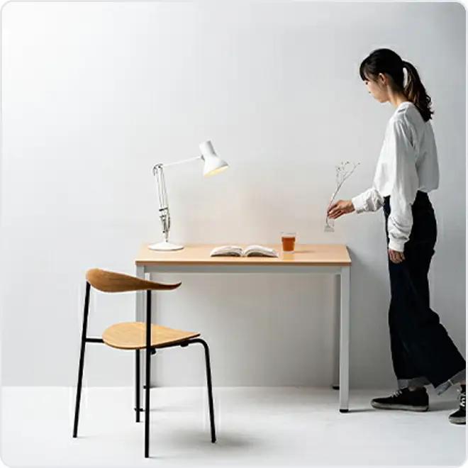 オフィス家具のプロが作る在宅ワーク向けデスク（天板：ナチュラル/ホワイト、脚：3色） インテリア 一人用デスク 抗ウイルス 抗菌 防カビ機能  天板ナチュラル、脚ホワイトグレー