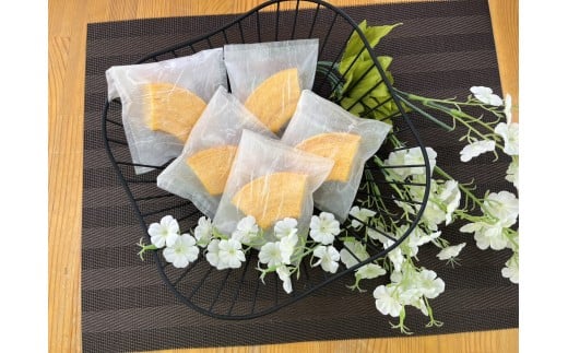 緑の一番星たっぷり♪卵屋ばうむくーへん　５個（16g・5個入×1箱） 新鮮 卵 バウムクーヘン 焼き菓子 バームクーヘン カット 贈答 土産 高級卵 国産 青森県 三戸町 AR-25-016