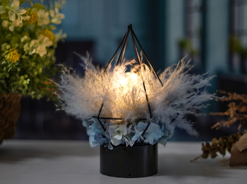 
            ドライフラワーのおしゃれなインテリアランプ(ブルー)デザイナーの手作り一点モノ【1378902】
          