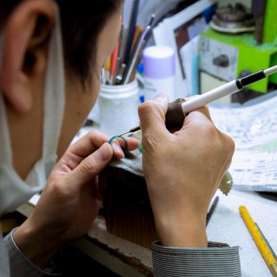 ふるさと納税 弘前市 リング K18 イエローゴールド 平打ち ツイスト 2.5mm 指輪|24_jkm-420101 |  | 01