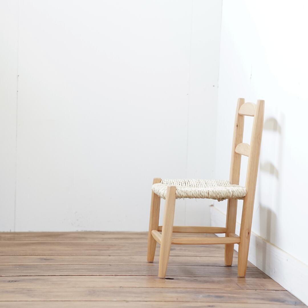 【ふるさと納税】椅子 い草座面の素朴なこども椅子 手作り 木製 ＜Ojn Handmade Hut＞いす イス チェア おしゃれ 木製 ウッド 背もたれあり 家具 ハンドメイド 手作り こども 子供 子ども 新潟県 出雲崎町