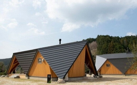 【ふるさと納税】 ＜奥八女焚火の森キャンプフィールド＞コテージ宿泊券 旅行 自然 九州 福岡 八女市 旅行 自然 アウトドア お泊り お出かけ キャンプ 焚火 木とのふれあい 木育 自然体験 BBQ