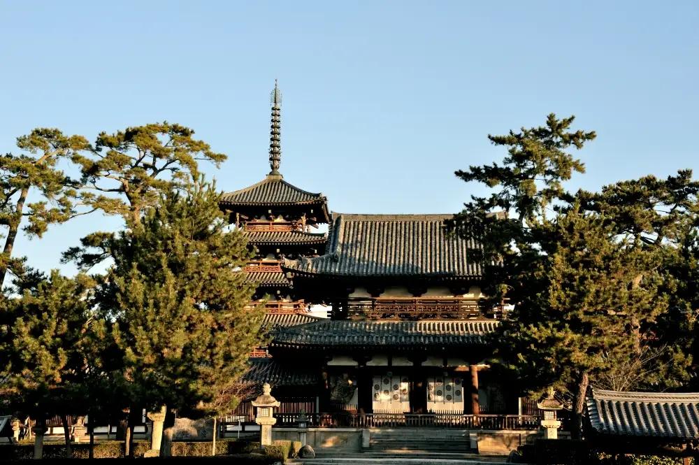 【10月1日受付開始】 定期観光バスＣコース「法隆寺・薬師寺・唐招提寺」（昼食・抹茶付）