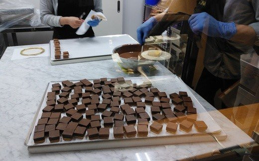 藻塩ショコラ 8個入り | チョコレート ショコラ スイーツ 洋菓子 お菓子 ギフト 贈答用 プレゼント 人気 お取り寄せ 本格派 濃厚 上質 高級感 ご褒美スイーツ 塩竈市 塩釜市 チョコレート工房