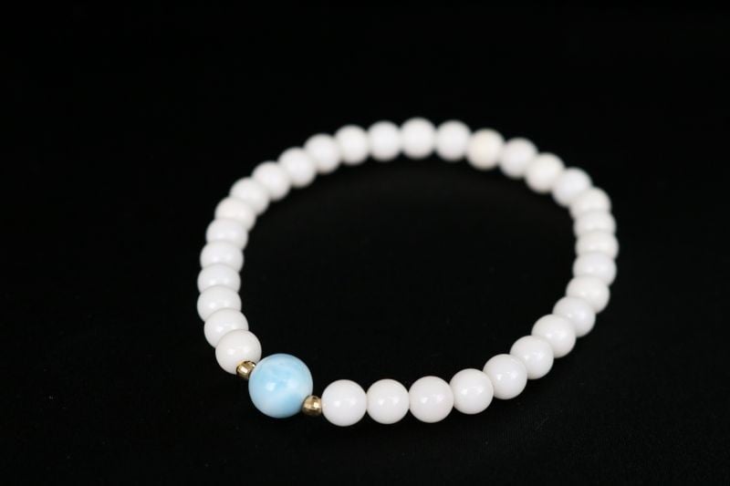 
                  白珊瑚とラリマーの丸玉ブレスレット | アクセサリー ブレスレット ジュエリー 珊瑚 赤珊瑚 宝石 サンゴ プレゼント クリスマス バレンタイン カジュアル レディース 贈答用 人気 高価 高級 おすすめ ふるさと納税サンゴ ふるさと納税ネックレス 高知県 室戸市
                