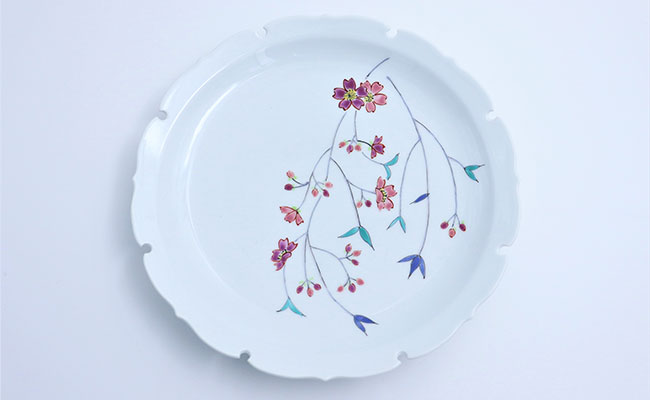 【ふるさと納税】赤絵白磁硯処 雪月花 雪輪皿22cm〈しだれ桜文〉 有田焼 A35-85