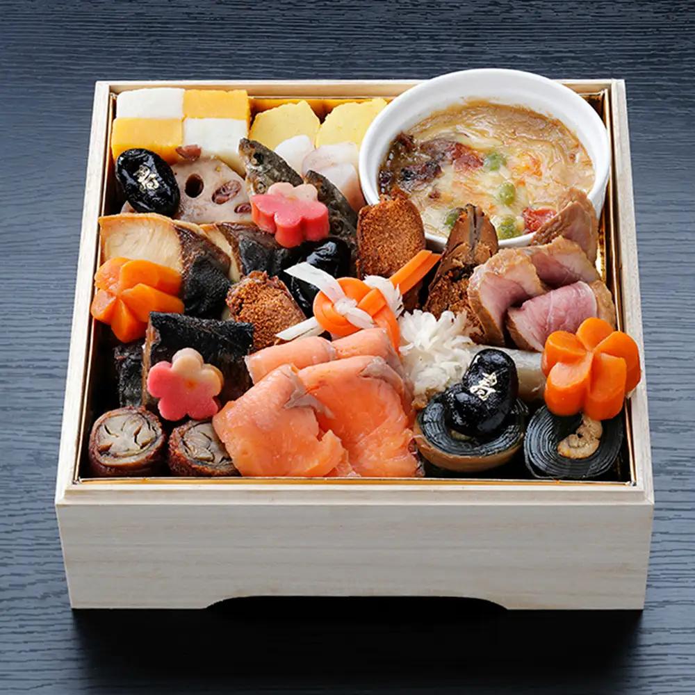 【京料理宮前】生産牧場指定近江牛ローストビーフ300g付おせち料理　二段重　4名様用　【令和8年12月18日まで受付】【DM11W1】生産牧場指定 近江牛