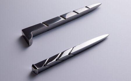 tatara和釘 4寸 新築祝い 玉鋼 田部たたら 記念品 プレゼント 島根県雲南市/株式会社たなべたたらの里（奥出雲前綿屋　鐵泉堂） ペーパーウェイト オブジェ [AIAV016]