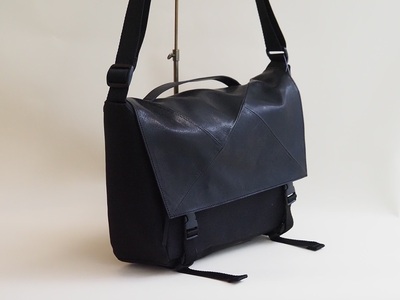 MESSENGER（鹿革メッセンジャーバッグ）BK× BK（ブラック×ブラック） バッグ 鹿革 レザー ジェンダーレス 男女兼用 アップサイクル ショルダーバッグ サイドポケット付 かばん [h003