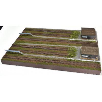 ふるさと納税 南箕輪村 Nゲージ用 鉄道模型用ジオラマ展示台 37×26cm 木造機関庫付き6線ヤード(洗浄台付き)