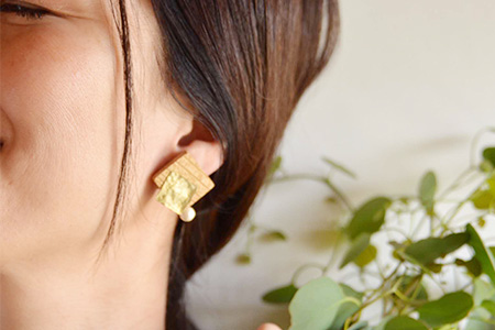 「木のアクセサリー」ケヤキ・真鍮・コットンパールのイヤリング 16KGP TR-9-4 徳島 那賀 木 天然木 木製 ケヤキ アクセサリー ピアス ジュエリー シンプル 上品 大人 エレガント かわい