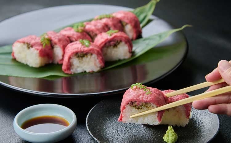 熊本県産のあか牛サーロインを低温調理でじっくり火入れ。柔らかくジューシーな特製ローストビーフ寿司を県産米で味わえます。