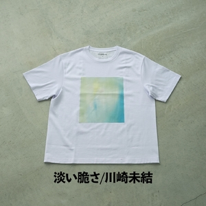 ＜新登場＞VOICE GATHERING アートプリントT-Shirt(淡い脆さ・Mサイズ・1枚) Tシャツ 半袖 トップス ホワイト 白 クルーネック M L サイズ アート デザイン 前面 プリン