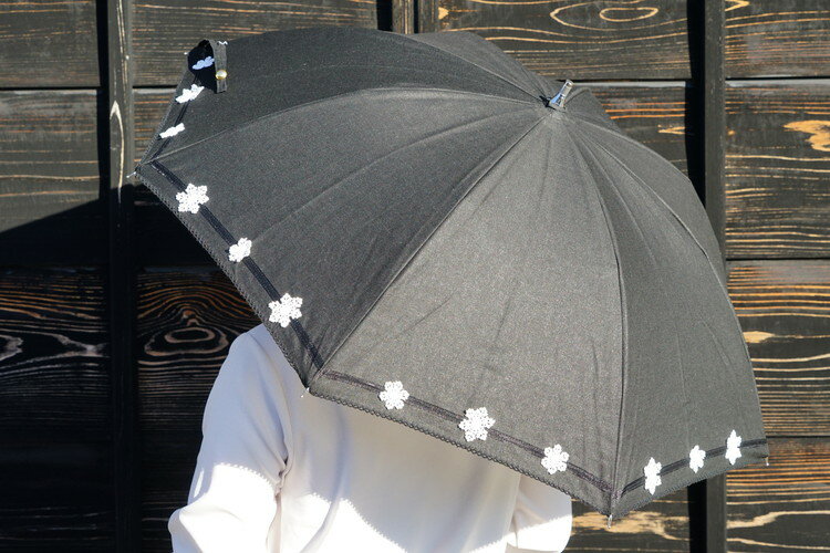 【ふるさと納税】雪華模様の刺繍入り日傘（晴雨兼用・サイズ50cm・UV加工・麻50％綿50％）カラー：黒 日傘 50センチ 晴雨兼用 UV加工 雪の結晶 ブラック 黒 おしゃれ かわいい スタイリッシュ 雨 梅雨 夏 日差し 日よけ 贈答 贈り物 プレゼント 父の日 母の日_BL19