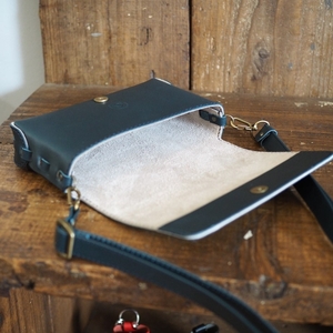 革綴じコンパクトポシェット 選べる 6色 牛革 レザー ショルダーバッグ