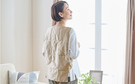 「毎日シルクに包まれて眠りたい」【中わた 富岡産シルク100％】 インナーベスト（フリーサイズ） シャンパンゴールド シルク 絹 贈り物 ギフト 国産 F21E-450