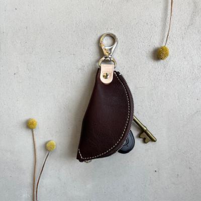 ふるさと納税 京丹後市 本革 【バナナキーケース】牛革(ヌメ)ダークブラウン 全長180mm 革小物職人が作るキーケース |  | 01