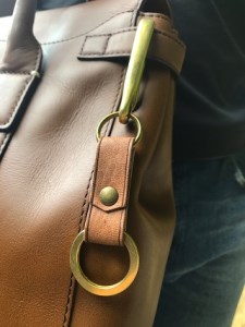 鹿革と真鍮のベルトフックキーホルダー【茶・無染色】革小物 レザー キーリング 革製品 ハンドメイド レザークラフト アクセサリー お洒落 おしゃれ ギフト プレゼント【R00464】