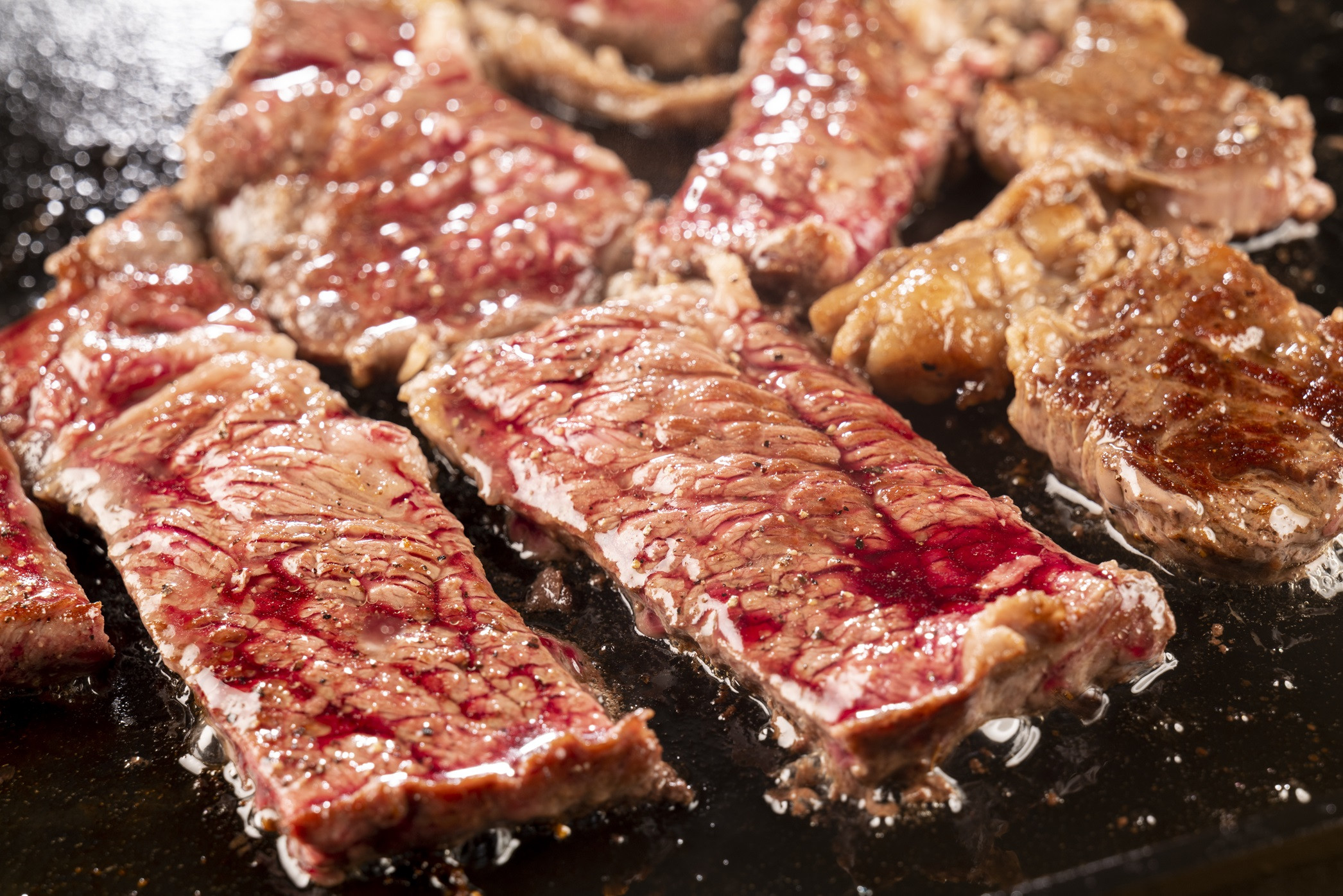 
                  国産飼料100％で育てた 山形村短角牛「厚切り！肩ロースステーキ300ｇ」いわて 山形村 短角牛 牛肉 牛 赤身 肩ロース 厚切り 300g ステーキ 国産飼料100％ 希少 貴重 数量限定 人気 BBQ バーベキュー パック 冷凍
                