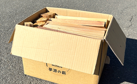 乾燥薪　スギ・ヒノキ薪7kg　30cm中割り～小割り　キャンプや焚き火、薪ストーブの最初の火力調整。