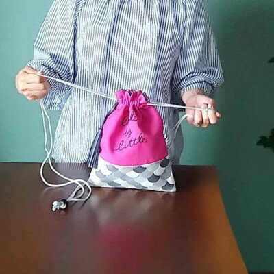 【ふるさと納税】毎日のお出かけを軽やかに　きんちゃくポシェット　暖色系　*色柄おまかせください【1618806】