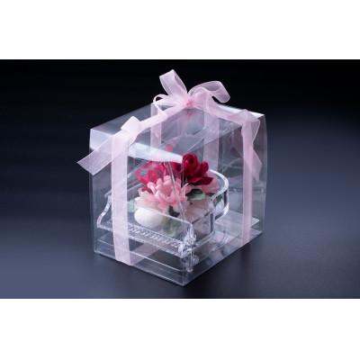 ふるさと納税 村上市 【繭玉から生まれる花 まゆ花(シルクフラワー)】まゆ花と透明感のあるアクリルピアノのアレンジ |  | 01