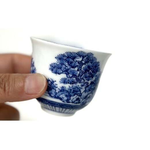 有田焼 青色山水絵反り ぐい呑み【起山窯】食器 うつわ 器 ぐい呑み 酒器 染付 岩絵 お酒 ブルー 18000円 A18-163_イメージ3