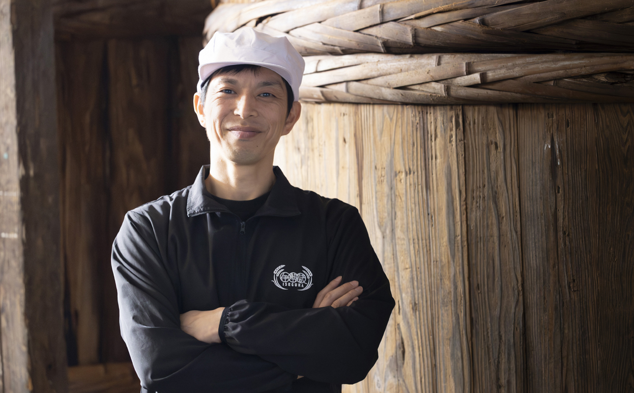 プラスティックやステンレスの桶とは異なる、「百年木桶」ならではの味わいを。創業100年以上続く、希少な木桶仕込みの究極の味噌と創業明治25年 福鰹屋の混合だしでつくる究極の味噌汁セット（赤だし500g、米麹味噌500g、混合だし粉150g、卵かけごはんしょうゆ100ml）【天然醸造、おすすめ、人気、プレミアム、高評価、詰め合わせ、ギフト、国産、調味料、料理、三重県、四日市市、ふるさと納税】