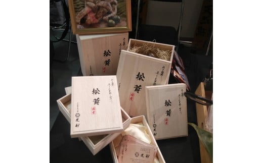 【数量限定】 厳選天然松茸 750g 松茸ご飯、焼き松茸、土瓶蒸しなど 桐箱入 F4N-1497