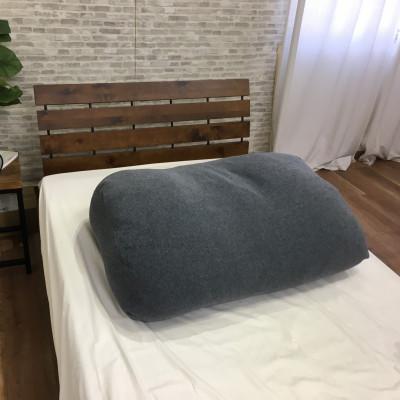 ふるさと納税 泉大津市 「お疲れ足へ」　足枕　(枕本体とグレーの専用ファスナー付きカバー2枚) |  | 03