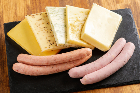 チーズ・ソーセージギフト 【 人気  北海道  送料無料 】 SKH001