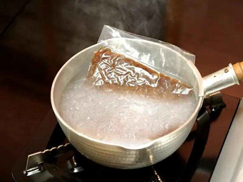 松阪牛 入り まかないそぼろ 100g×8P 肉 牛 牛肉 和牛 ブランド牛 高級 国産 霜降り 冷凍 ふるさと 人気 あいびき 合挽 ひき肉 ミンチ 甘辛 簡単 お茶漬け 手巻き 常温 I54