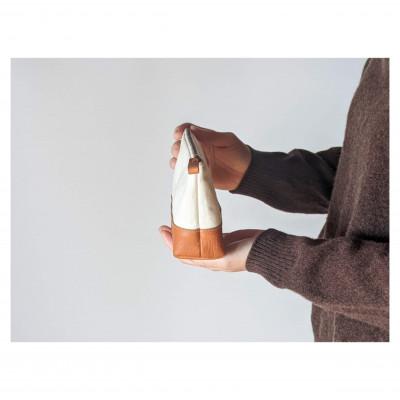 ふるさと納税 美濃市 美濃和紙から作られた紙布とイタリア生まれのベジタブルタンニンレザーで仕立てたポーチ/キャメル |  | 01