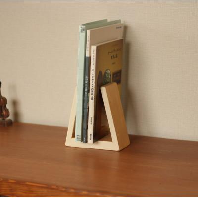 ふるさと納税 美幌町 三角のブックスタンド ナチュラルカラー×ホワイト【申込後に製作いたします】 |  | 03