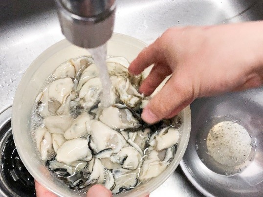 広島安芸津産　生牡蠣むき身1.0kg .殻付き牡蠣15個セット【配達不可：北海道・沖縄・離島】【配送時期：11月上旬～4月中旬】