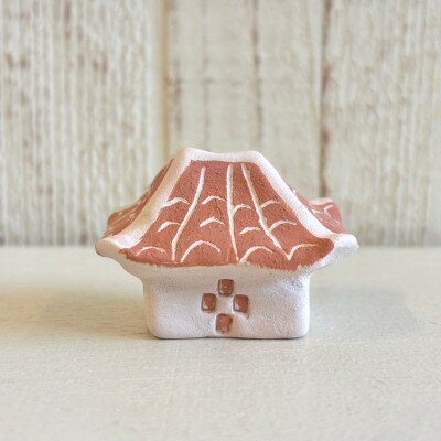 【ふるさと納税】【やちむん・焼き物】ミンサー柄入り陶器 赤瓦屋根オブジェ【1704275】