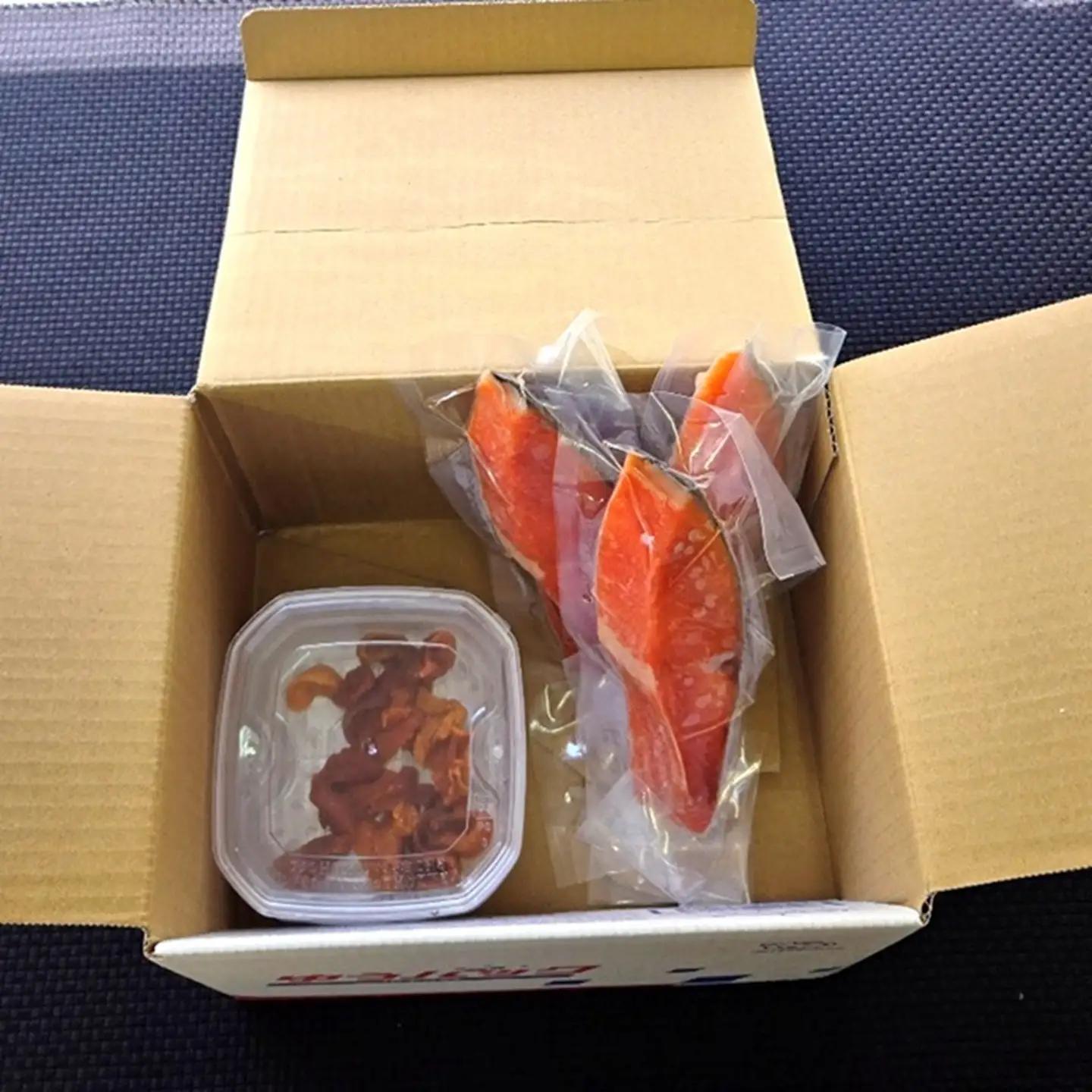 冷凍エゾバフンウニ約20～30g×2P(赤系)・塩銀鮭切り身×3切(個包装)[11月上旬以降発送] A-71058