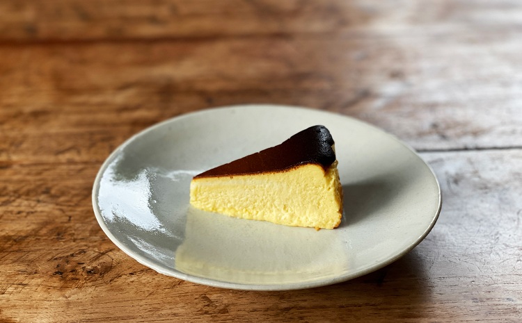 バスクチーズケーキ　厳選素材　京丹波のオーガニックスイーツ工房「菓歩菓歩」手作り（5～6人分　直径12cm　240g）