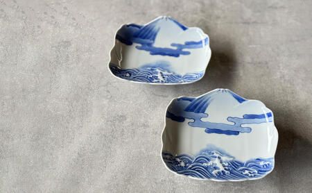 有田焼 染付霊峰富士に波濤文 小向付 2枚セット【有田焼 花伝作】食器 器 うつわ 皿 和皿 小皿 取皿 2枚 セット 富士山 富士 縁起物 染付 青  手描き 電子レンジ対応 dw008
