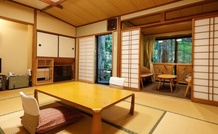 自然に包まれた天然温泉と純和風造りの閑静なたたずまいの一軒宿でリフレッシュ。ペアご宿泊券（赤目四十八滝招待券〈夜間ライトアップも楽しめる2名様分〉付き）