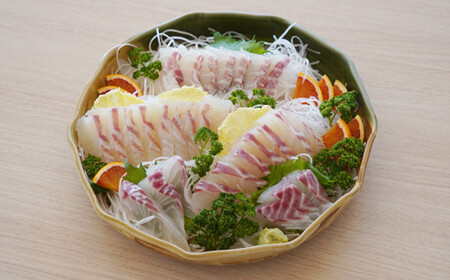 朝〆直送！愛南町産鯛さしみ用切り身（400g＋アラ付き）真鯛 朝〆 直送 新鮮 アラ 冷蔵 愛媛県 朝〆直送 皮引き 三枚おろし 兜 かぶと煮 国産 魚介 特産品 愛南町 魚介類 海産物 鮮魚 養殖 
