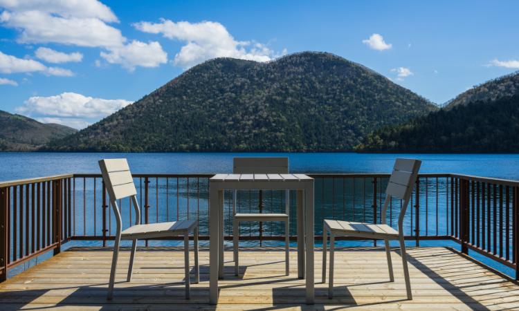 水面に見える景色がくちびるのように見えるくちびる山