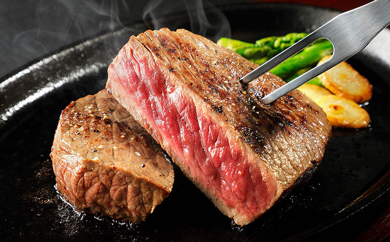 十勝ハーブ牛 サーロインとモモのステーキセット 計700g 北海道産 牛肉 赤身 国産 サーロイン モモ肉 旨味を逃さないスキンパック包装 キャンプ アウトドア バーベキュー BBQ