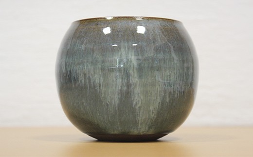 まぁるいフォルムが手に収まりやすい、使いやすいカップです。釉薬の流れ方でデザインがかわるのも焼き物の魅力ですよね