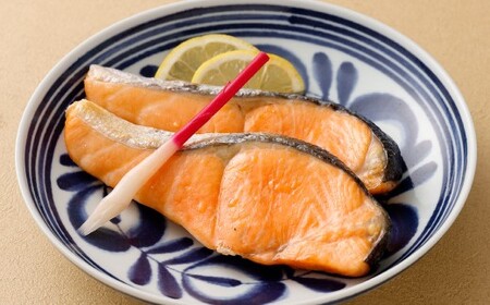 【かば田】【訳アリ】定塩 銀鮭 切身 約1kg 鮭 切り身 塩銀鮭 塩鮭 魚 魚介 海鮮 カマ 切り落とし 冷凍 福岡県 北九州市