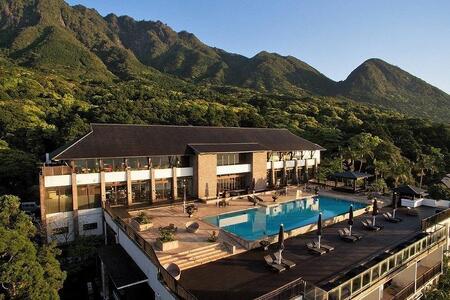 サンカラスイート1泊2食付　ペア ご宿泊券［sankara hotel & spa屋久島］