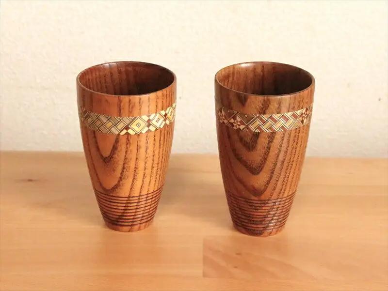 【箱根寄木細工をあしらった木製ジョッキ２点セット】保冷性に優れ、木肌のつくるクリーミーな泡立ちが格別の一杯に【キッチン用品 食器 雑貨 日用品 木製食器　職人メイド 工芸品 職人の手作り おしゃれ食器 神奈川県 小田原市 寄木細工 寄木細工】