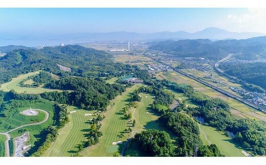 【ふるさと納税】 近江牛 450g付き 平日 2~4名様 ゴルフ セルフプレー券 食事付き ゴルフ場 プレー券 チケット スポーツ 運動 和牛 日本三大和牛 ブランド牛 牛肉 肉 肩ロース すき焼き 450g 450 彦根カントリー倶楽部 滋賀 彦根